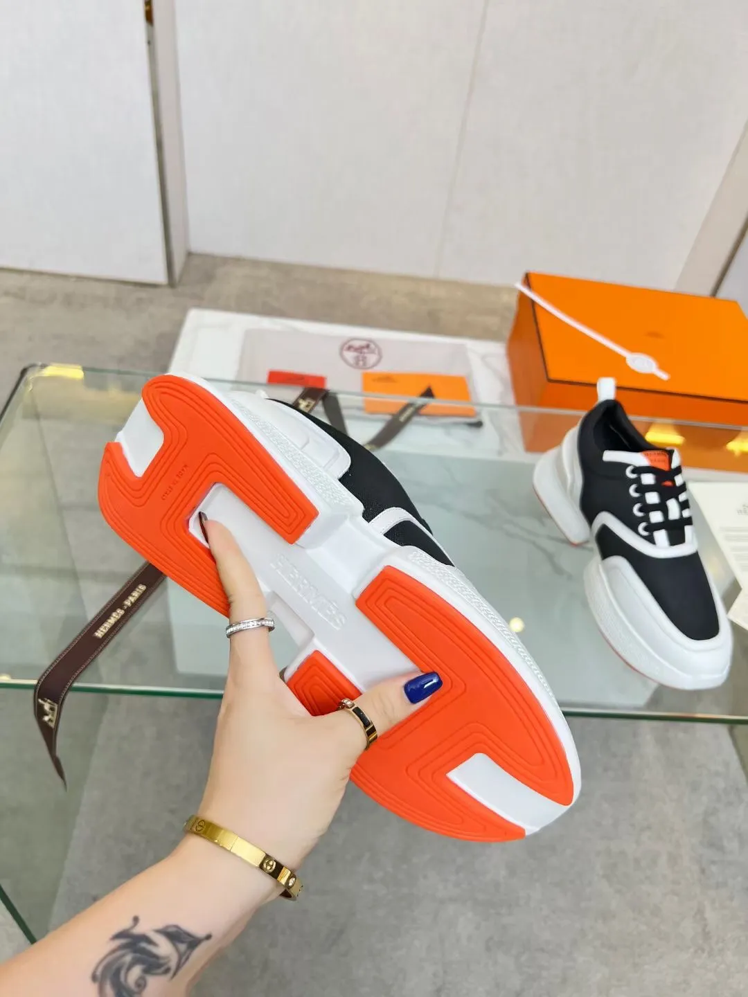 👟👟Ex-factory price 620👟👟 Men’s size +10 Hermès new slim waist for couples, first launched in North America, heightening-flowing shoes! The legs instantly look much thinner, the heels are 5CM high, and the new Hermès panda gigs bread shoes are so cute. The foot feels super comfortable and 100% made of Hermès special fabrics and Italian calfskin 1🆚1. Large 㡳 private mold sole, oversized shoe 㡳 decorated with geometric patterns to create a dynamic and fashionable style, soles Hermès orange! Female size 35-41 (35, 40, 41 can be customized and non-returnable) Male size 38-47 (38, 45, 46, 47 can be customized and non-refundable)